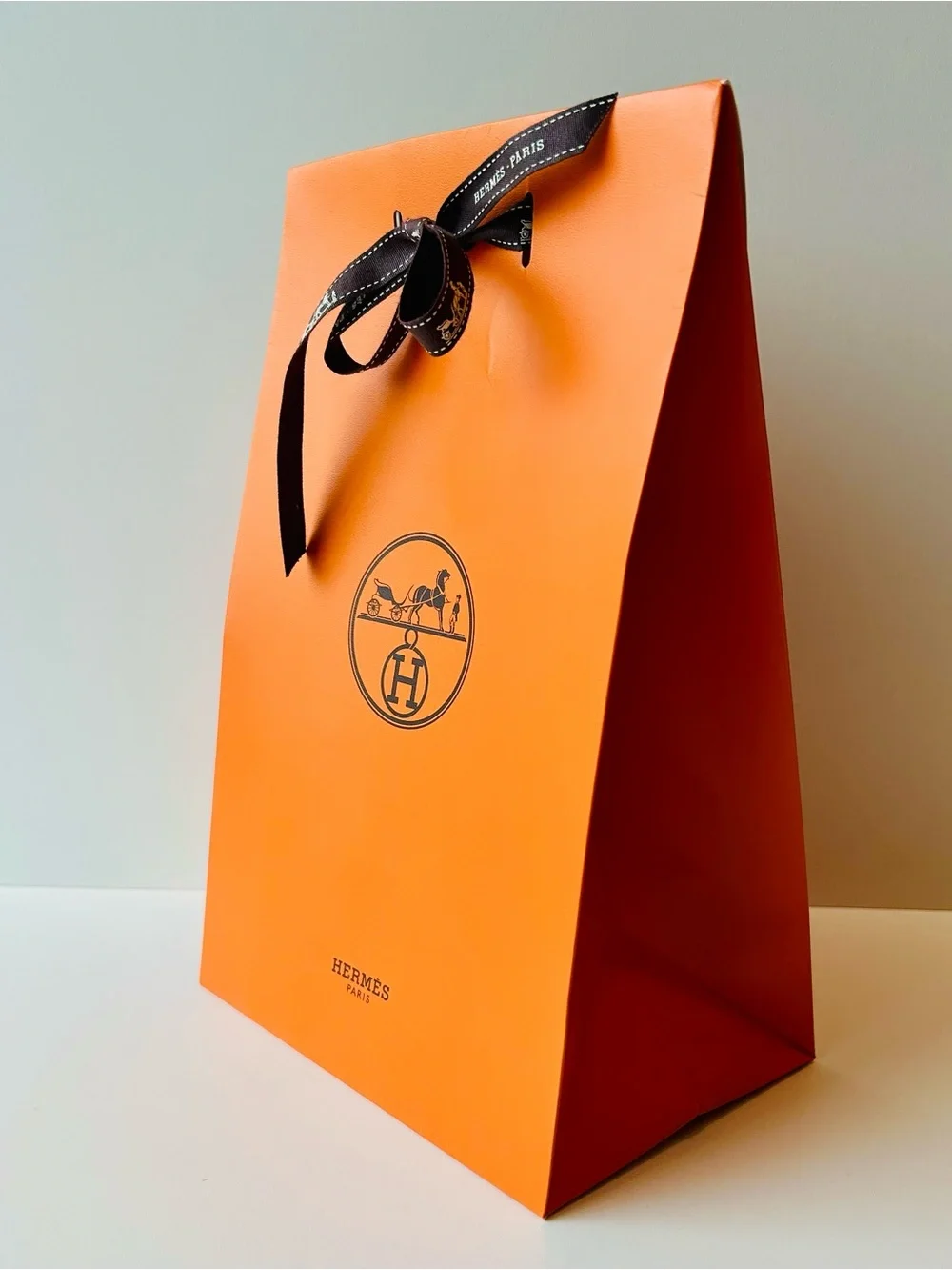 Luxury Hermès Classic Orange Presentation Tote with & Ribbon - Picture 2 of 5